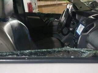 Vidros estourados em caminhonete que era usada por Matheus Xavier no dia em que foi morto a tiros. (Foto: Arquivo)