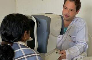 Médico oftalmologista avaliando paciente de Santa Rita do Pardo, durante mutirão do fim de semana. (Foto: Marcio Freitas)