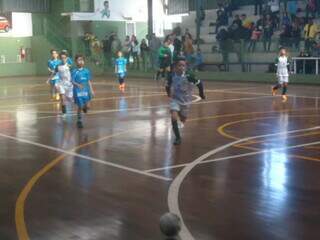 Jogadores da categoria Sub-11 durante partida disputada no União dos Sargentos. (Foto: Reprodução)