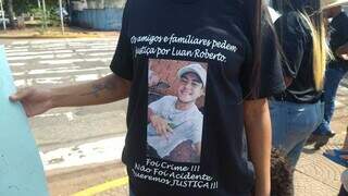 Familiares usaram camisas personalizadas com a foto de Luan durante protesto em frente ao Fórum. (Foto: Izabela Cavalcanti)