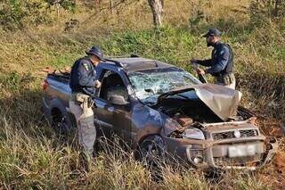 Pneu estoura, enfermeira perde controle e carro capota na sa&iacute;da para Rochedinho 