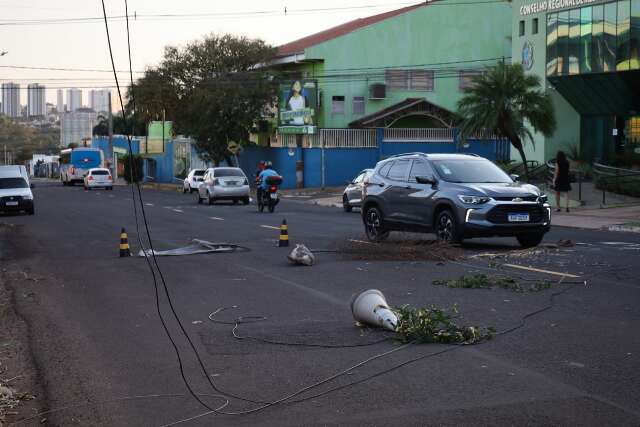 Fios estendidos no meio da rua deixam tr&acirc;nsito lento nesta segunda-feira