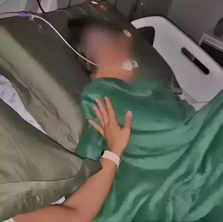 Mãe mostra filho se recuperando no hospital, após queda de sexto andar (Foto: Reprodução/Instagram)