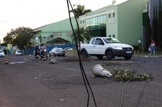 Fiação caída e galhos de árvore no meio da Rua Coronel Cacildo Arantes nesta manhã (Foto: Henrique Kawaminami)