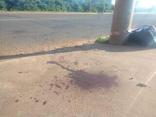 No local do acidente, havia marca de sangue ainda na manhã desta segunda-feira (10) (Foto: Idaicy Solano)