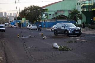 Fiação caída e galhos de árvore no meio da Rua Coronel Cacildo Arantes (Foto: Henrique Kawaminami)