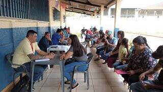 Candidatos passam por entrevista de emprego (Foto: PMCG)