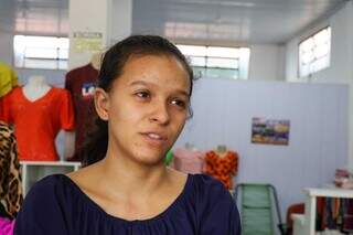 Karolina mora no Tijuca há poucos meses, mas diz conviver com a insegurança todos os dias. (Foto: Henrique Kawaminami)