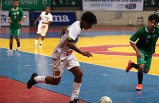 Jogadores do Sport Club disputam posse da bola durante partida no Guanandizão. (Foto: Giovani Neves)