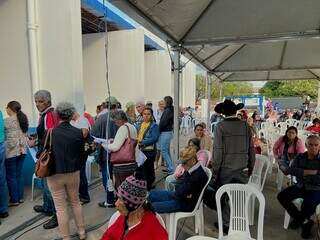 Pacientes aguardando fila do mutirão de exames pré-operatórios em Santa Rita do Pardo. (Foto: Marcio Freitas)