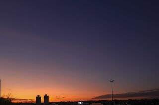 Céu limpo nesta segunda-feira em Campo Grande (Foto: Henrique Kawaminami)