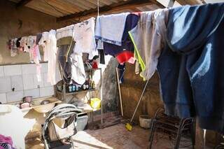 Roupas das crianças no varal em área de serviço da casa. (Foto: Henrique Kawaminami)