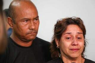 Pai e mãe de Luan bastate emocionados logo após audiência (Foto: Alex Machado)