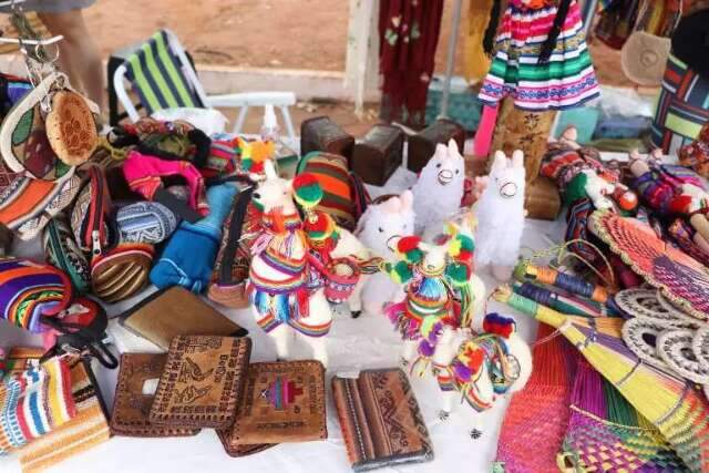 Cultura boliviana vai dominar pra&ccedil;a com 150 expositores e comida t&iacute;pica