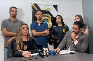 Delegada Sayara Baetz (sentada à frente), delegado Gustavo Ferrari e equipe de policiais de Naviraí que prenderam mulheres por tortura em creche (Foto: PCMS/Divulgação)