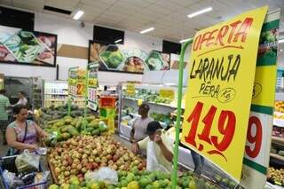 Hortifrúti de supermercado oferta laranja pêra por R$ 1,19/kg. (Foto: Arquivo)