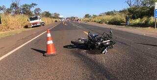 Motocicleta ficou no meio da rodovia após acidente (Foto: Rones Cezar | Alvorada Informa)