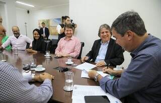 Governador Eduardo Riedel PSDB) assinando o Contrato de Gestão com secretário Pedro Arlei Caravina da Segov (Foto: Saul Schramm)