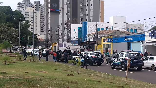 Ap&oacute;s den&uacute;ncia, pol&iacute;cia aborda fam&iacute;lia e para tr&acirc;nsito na Afonso Pena