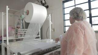 Interna trabalha em fábrica de absorvente no presídio feminino de Rio Brilhante (Foto: Divulgação)