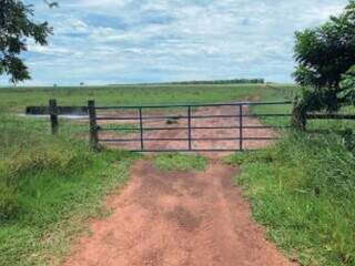 Porteira da Fazenda Bona, em Camapuã. (Foto: Reprodução)