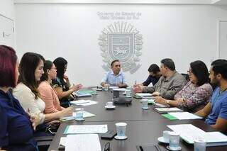 Reunião entre membros do governo para detalhar novo processo digital (Foto: Divulgação/Governo MS)