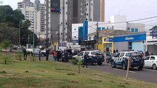 SW4 do Paraguai foi fechada por três viaturas da Polícia Militar (Foto: Geniffer Valeriano)