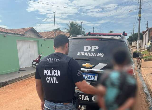 Moradora chega em casa e encontra desconhecido morto a facadas no sof&aacute; 