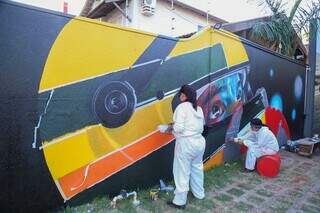 Na Avenida Mato Grosso, eles pintam mural em homenagem a Airton Senna. (Foto: Alex Machado)