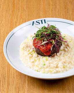 Polpetone recheado com Mozzarella, risoto de queijo brie ao alho poró e queijo Grana Padano. (Foto: Amanda de Marchi)