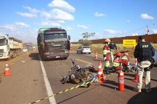 Moto destruída, caminhão envolvido em acidente e socorristas da CCR MSVia. (Foto: Paulo Francis)