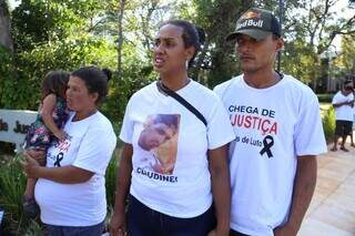 Familiares de Claudinei participaram do protesto. (Foto: Alex Machado)