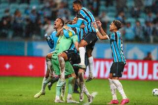 Jogadores gremistas comemoram classificação durante partida disputada em casa. (Foto: Lucas Uebel/Grêmio)