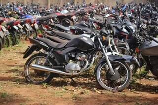 Motocicletas são os veículos mais comumente furtados e roubados, segundo a Polícia Civil; na foto, motos que vieram de crimes (Foto: Paulo Francis)