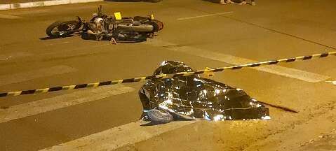 Motociclista morre ao ser atropelado por caminhonete de carga seca