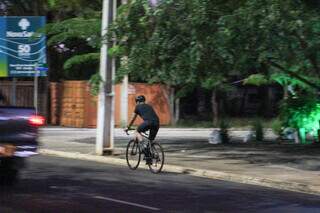 Ciclista fora da ciclovia em rua de Campo Grande (Foto: Arquivo/Campo Grande News)