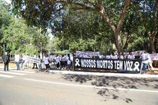 Familiares de mortos em confronto com a Polícia durante manifestação no Parque dos Poderes (Foto: Alex Machado)