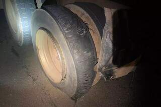 Carcaça de pneu solta. (Foto: Site Coxim Agora)