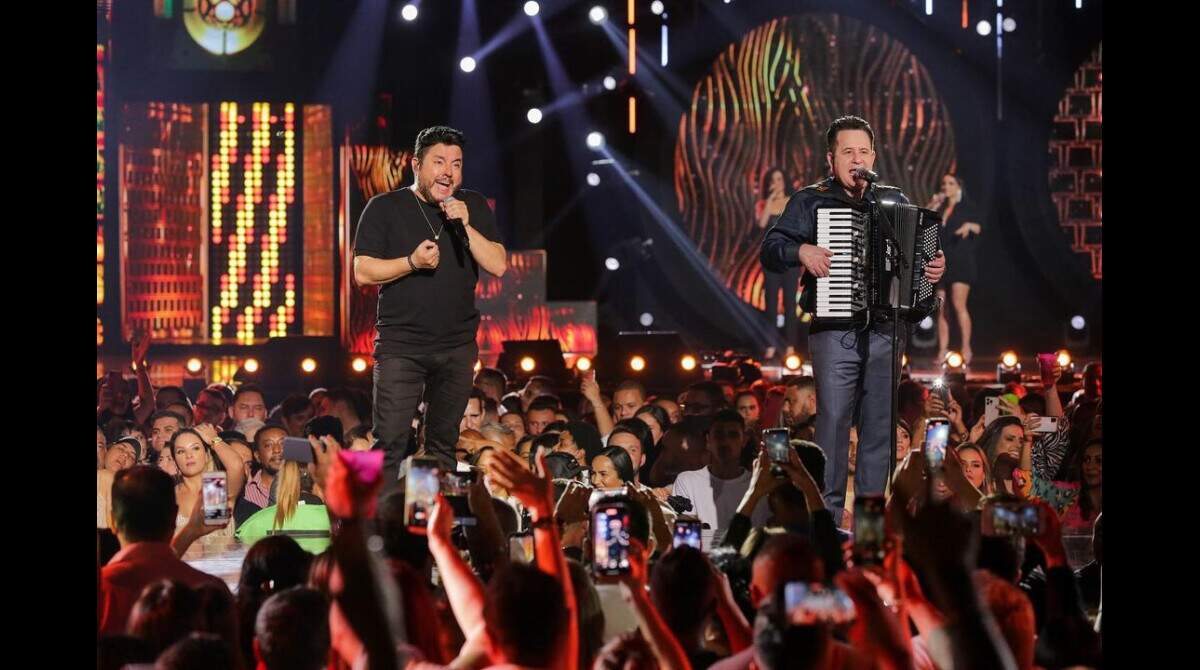 Véspera de feriado tem show de pagode com grupo Revelação - Diversão -  Campo Grande News