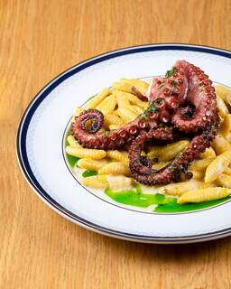 Cavatelli com molho à base de queijo pecorino, pimenta do reino e polvo grelhado. (Foto: Amanda de Marchi)