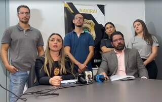 Delegada Sayara Baetz (sentada à frente), delegado Gustavo Ferrari e equipe de policiais de Naviraí que prenderam mulheres por tortura em creche (Foto: PCMS/Divulgação)