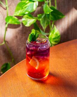 Drink autoral &#39;Mattina Aperol&#39; de vinho pinot grigio infusinado com butterfly pea e tônica.(Foto: Amanda de Marchi)