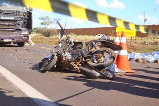 Moto destruída e vítimas que morreram em colisão. (Foto: Paulo Francis)