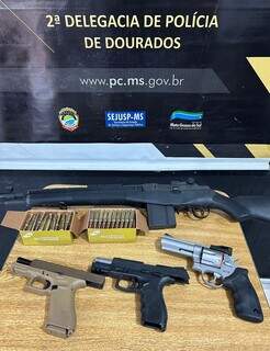 Fuzil, revólveres e pistola encontradas na casa do despachante João Ney Pereira da Silva, em Dourados. (Foto: Reprodução/Polícia Civil)