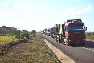 Veículos parados na BR-163, na saída para Cuiabá. (Foto: Paulo Francis)