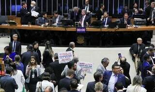 Deputados federais durante sessão que votou a reforma tributária no Congresso (Foto: Agência Brasil)