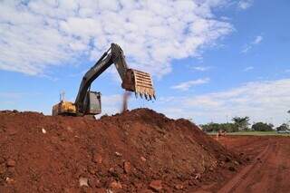 Trator trabalha na construção de pista de motocross no Jacques da Luz (Foto: PMCG)