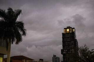 Céu nublado nesta manhã em Campo Grande (Foto: Henrique Kawaminami)