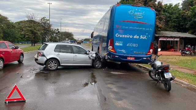 Ap&oacute;s bater em &ocirc;nibus de viagem, carro fica com a frente destru&iacute;da na Gunter Hans