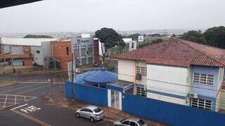 Céu já fechou em boa parte da cidade e Centro já tem recebido chuva (Foto: Direto das Ruas)